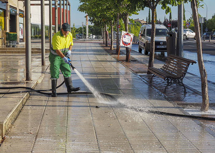 Continúan las limpiezas especiales en las avenidas de Nuevo Mundo e Isabel de Farnesio