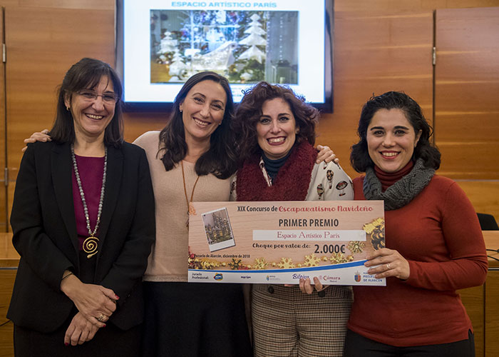 El Ayuntamiento reconoce la creatividad y esfuerzo de los comerciantes en los Premios de Escaparatismo Navideño