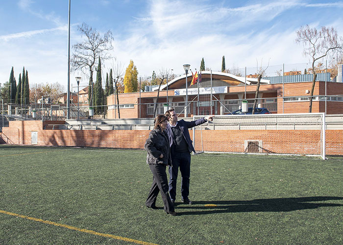 El Ayuntamiento renovará el césped del campo de fútbol del polideportivo municipal El Pradillo