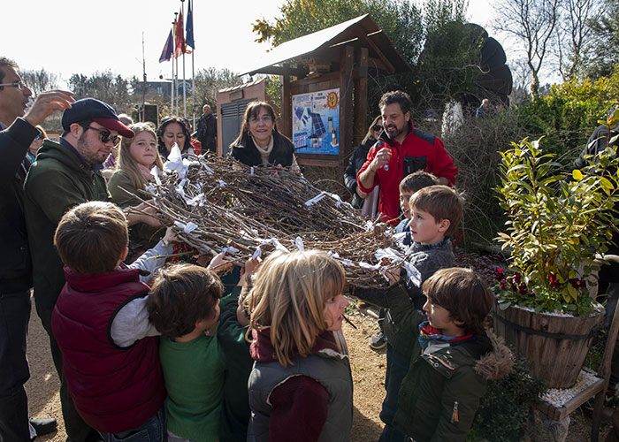 Los jóvenes del programa de voluntariado ambiental construyen y colocan un nido de cigüeñas en el Aula de Educación Ambiental