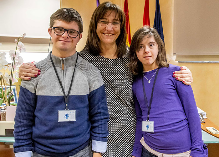 Tres alumnos con discapacidad de la Fundación Gil Gayarre se incorporan a la plantilla municipal para realizar prácticas laborales