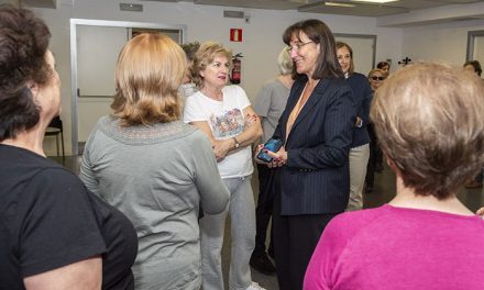 Susana Pérez Quislant visita a los mayores que diariamente acuden al Centro Prados de Torrejón de Pozuelo