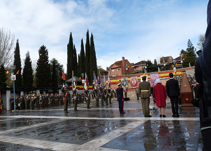 Emotiva jura de bandera de España en la Plaza de las Américas de Pozuelo