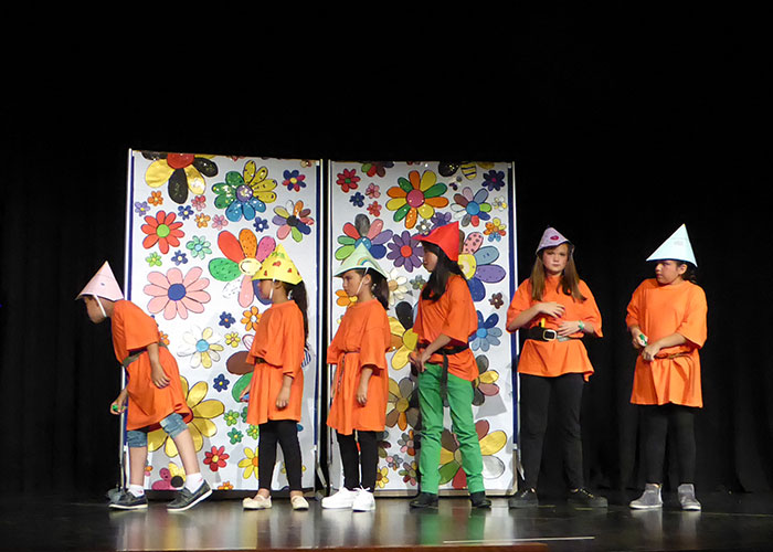 Los alumnos de los talleres de teatro de los colegios representan las obras aprendidas durante el curso