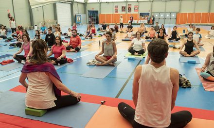 El polideportivo Valle de las Cañas acoge una “Masterclass de yoga” solidaria contra el Cáncer de Ovario