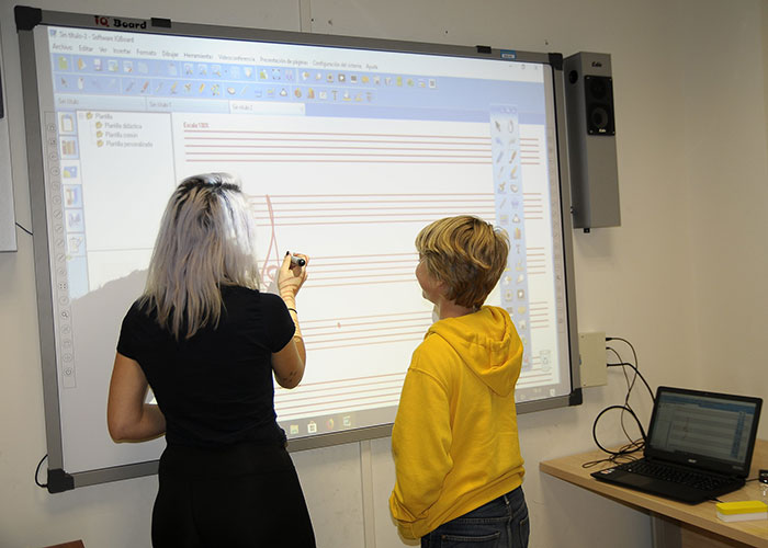 La Escuela Municipal de Música incorpora pizarras digitales en sus aulas de música y movimiento y lenguaje musical
