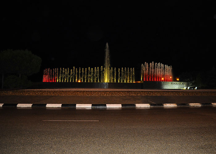 La fuente de la avenida de España luce desde anoche los colores de la bandera nacional