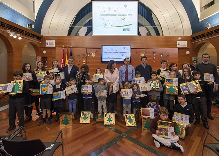 El Ayuntamiento de Pozuelo entrega los premios de los concursos escolares navideños de Belenes, Árboles y Felicitaciones