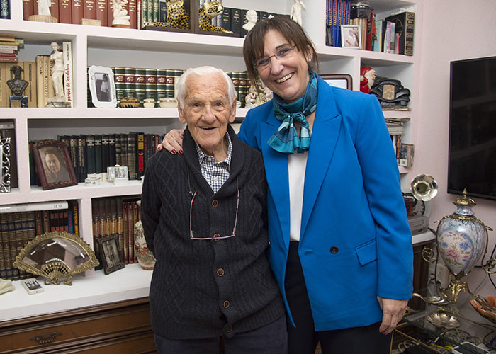 Susana Pérez Quislant felicita al vecino Román Agustín Pascual por su 100 cumpleaños