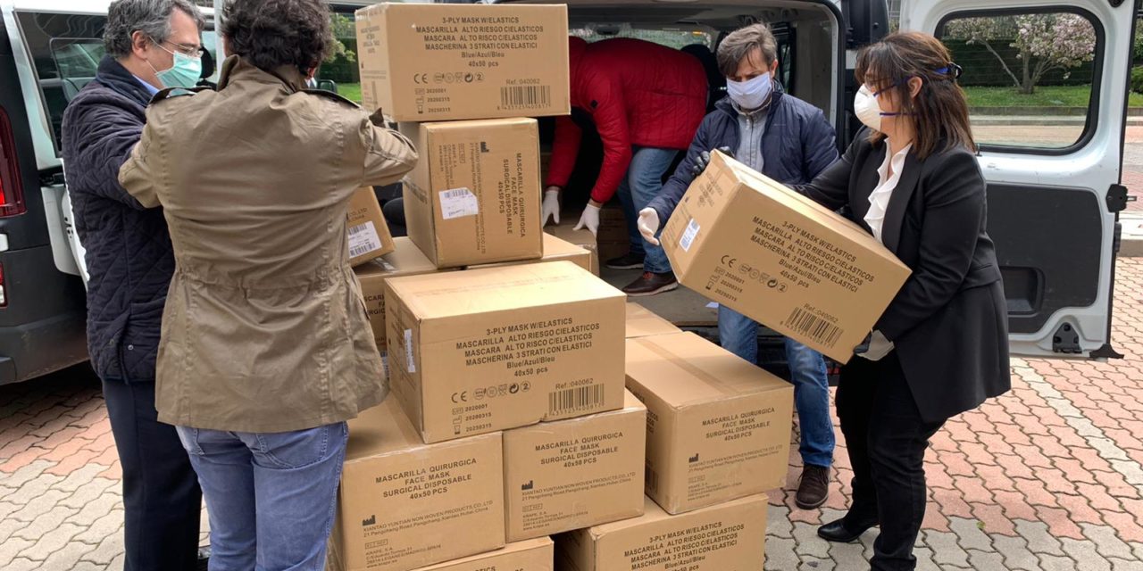 El Ayuntamiento de Pozuelo de Alarcón recibe las primeras 100.000 mascarillas de protección compradas para depositar en todos los buzones de la ciudad a partir del lunes