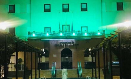 La fachada del Ayuntamiento de Pozuelo se sigue iluminando cada noche con luz verde en homenaje a la labor de los sanitarios