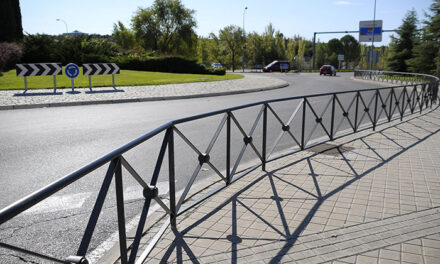 El Ayuntamiento de Boadilla instala 250 metros de valla en la calle Ronda para evitar el cruce indebido de los peatones