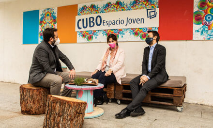 La alcaldesa de Pozuelo y el director general de Juventud de la Comunidad de Madrid visitan el CUBO Espacio Joven