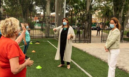 La alcaldesa de Pozuelo visita a los mayores que practican deporte al aire libre en el polideportivo El Pradillo