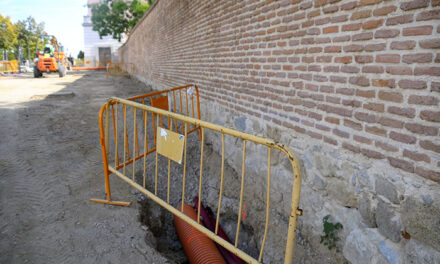 El Ayuntamiento de Boadilla coloca nuevo pavimento en las zonas terrizas de los laterales del Palacio