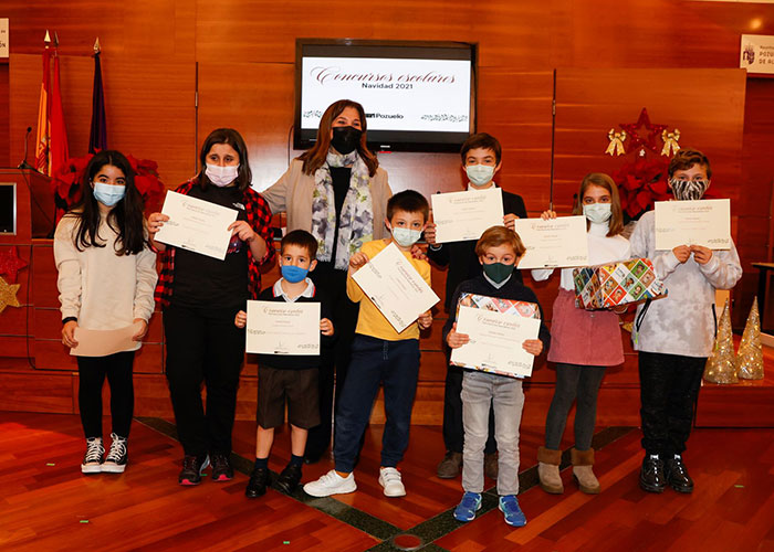 Los escolares de Pozuelo reciben los premios de los concursos navideños de belenes, árboles y felicitaciones