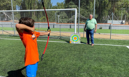 Los niños de las colonias deportivas aprenden los juegos de la infancia de sus abuelos