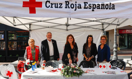 La alcaldesa visita una mesa petitoria de Cruz Roja Pozuelo con motivo del Día de la Banderita