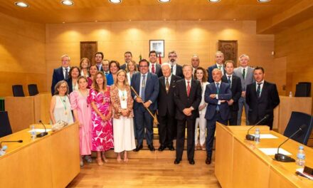 Javier Úbeda firma la delegación de competencias después de ser investido Alcalde de Boadilla por mayoría absoluta
