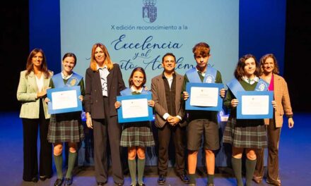 El Ayuntamiento premia la excelencia académica de los jóvenes de Pozuelo con mejor expediente