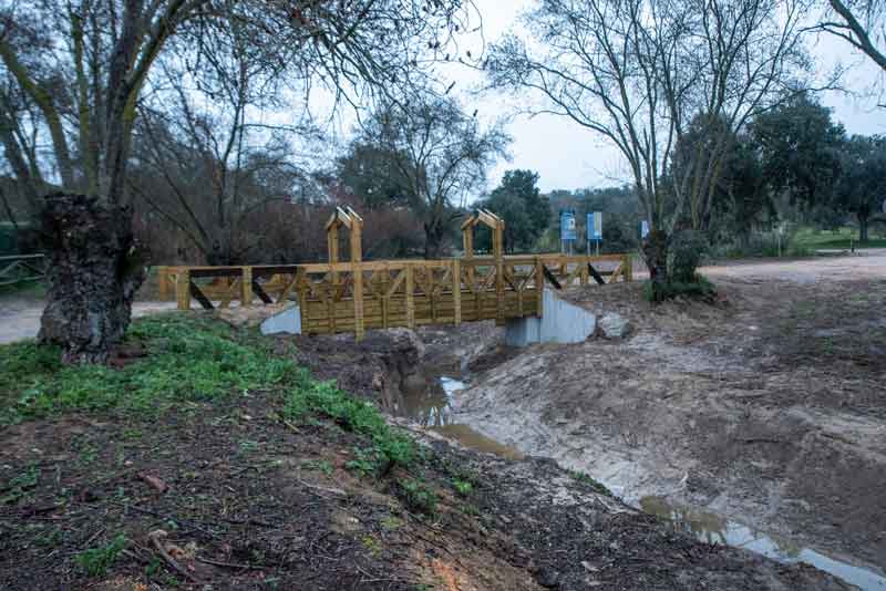 Finalizan los trabajos de restauración de la pasarela de acceso al monte desde el polideportivo Ángel Nieto