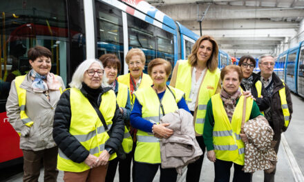 Los mayores de Pozuelo aprenden a viajar seguros en transporte público