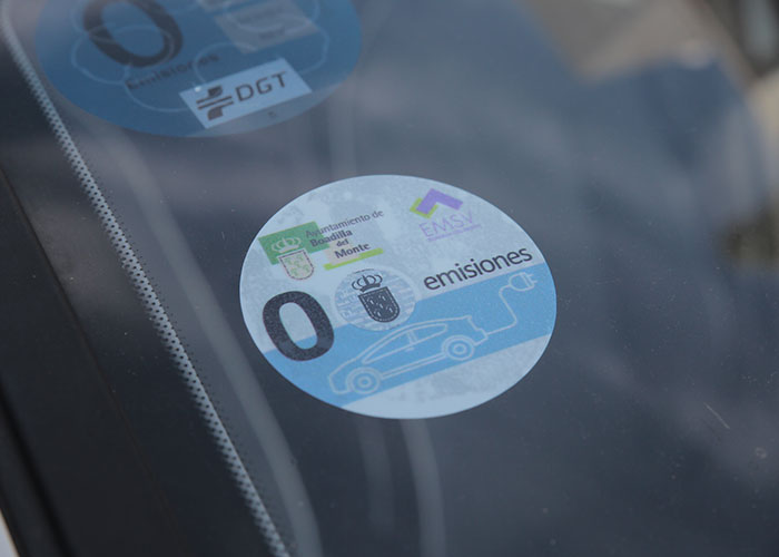 Los vehículos identificados como «cero emisiones» ya no pagan en la zona de estacionamiento limitado