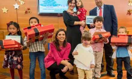 El Ayuntamiento entrega los premios de los concursos escolares navideños de Belenes, Árboles y Felicitaciones
