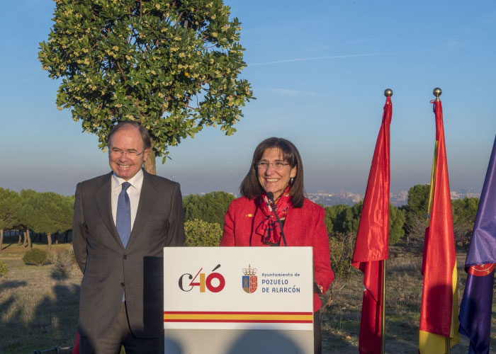 La alcaldesa y el presidente del Senado conmemoran el 40 Aniversario de la Constitución con la plantación de un árbol en el Parque Forestal Adolfo Suárez