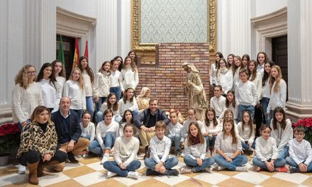 Modestia Aparte y alumnos de la Escuela Municipal de Música felicitan la Navidad con un villancico grabado en el Palacio