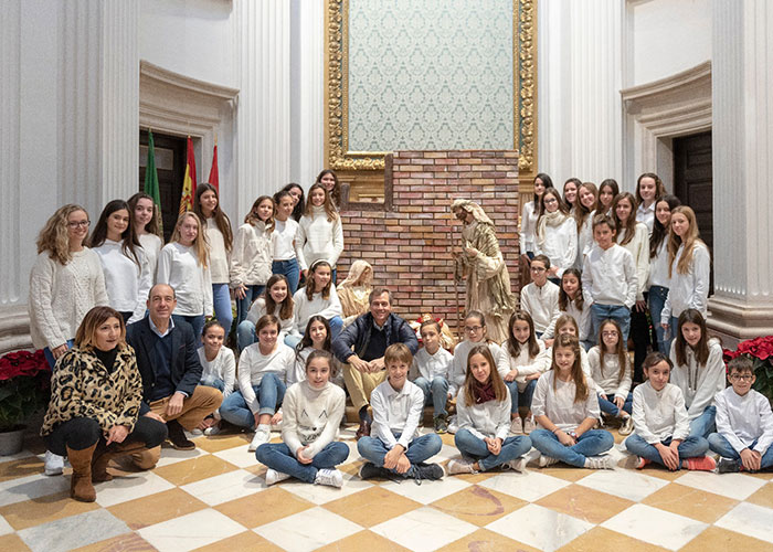 Modestia Aparte y alumnos de la Escuela Municipal de Música felicitan la Navidad con un villancico grabado en el Palacio
