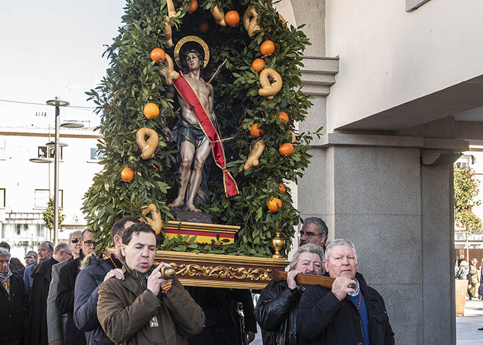 San Sebastián recorre las calles del centro de Pozuelo de Alarcón en procesión