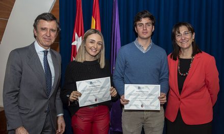 Tres alumnos de Pozuelo de Alarcón reciben una beca para estudiar en la Universidad Francisco de Vitoria