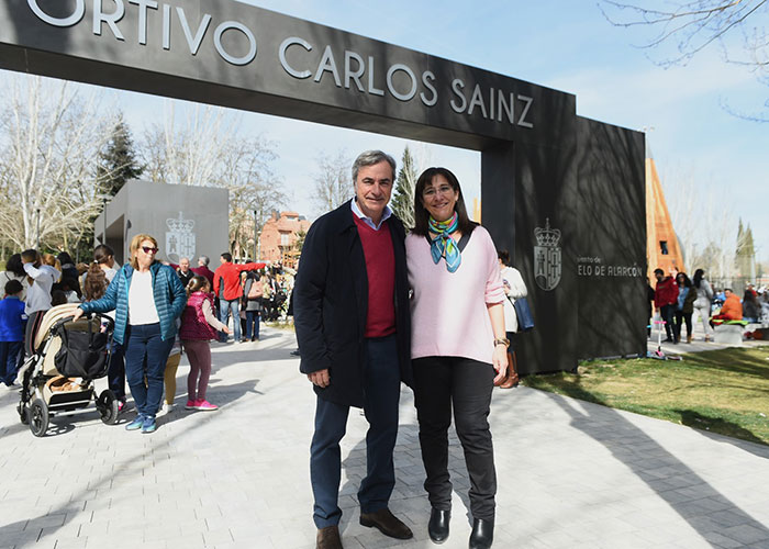Susana Pérez Quislant y Carlos Sainz inauguraron el parque deportivo y de ocio que lleva el nombre de este piloto de rallies y vecino de Pozuelo