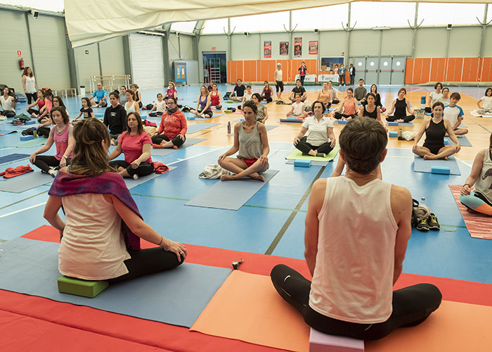El polideportivo Valle de las Cañas acoge una “Masterclass de yoga” solidaria contra el Cáncer de Ovario