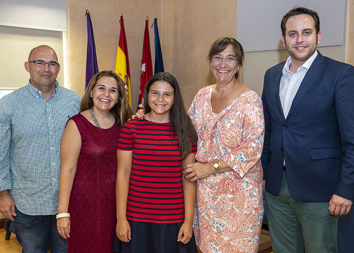 La alcaldesa felicita a la arquera pozuelera Carlota García Navas por batir el record de España en la categoría de Arco Recurvo