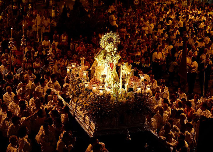 Pozuelo de Alarcón rindió honores a su Patrona y con la  Solemne Procesión por el centro de la ciudad