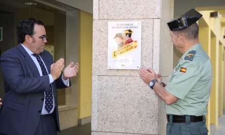 El Ayuntamiento coloca en la sede institucional una placa en homenaje a la Guardia Civil