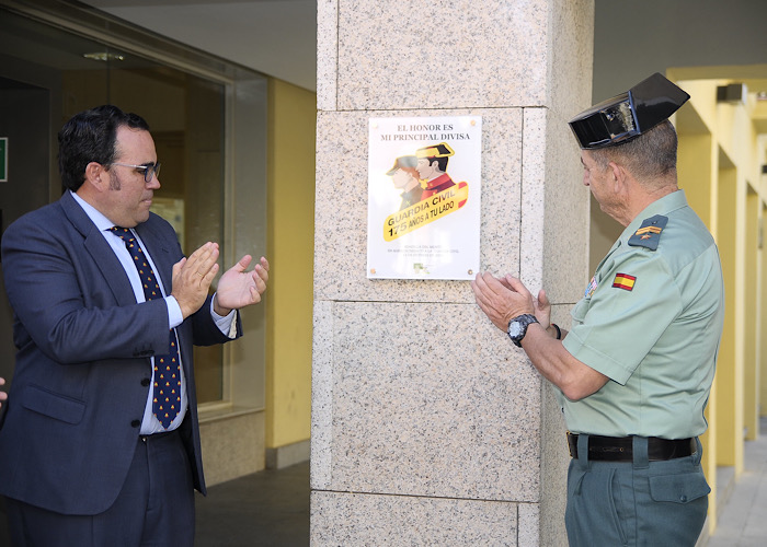 El Ayuntamiento coloca en la sede institucional una placa en homenaje a la Guardia Civil