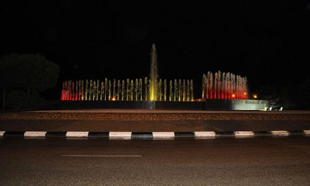 La fuente de la avenida de España luce desde anoche los colores de la bandera nacional