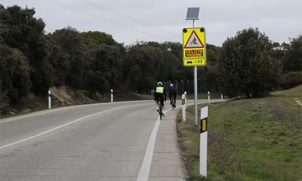 Boadilla instala un sistema pionero de detección de ciclistas en zonas de escasa visibilidad de la M-516