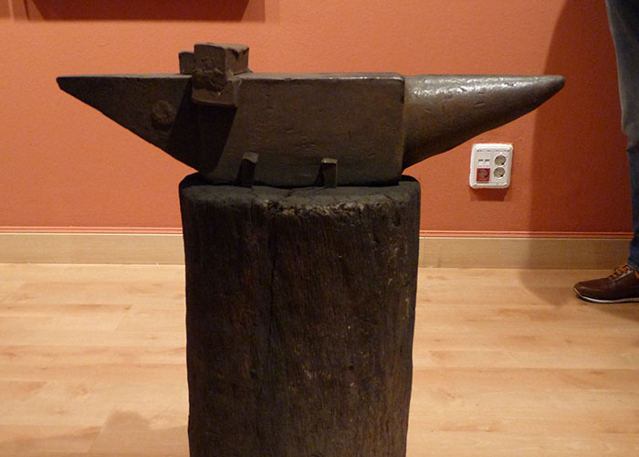 Pozuelo de Alarcón rinde homenaje a Martín Chirino, el escultor del hierro, con una muestra en el Espacio Cultural MIRA