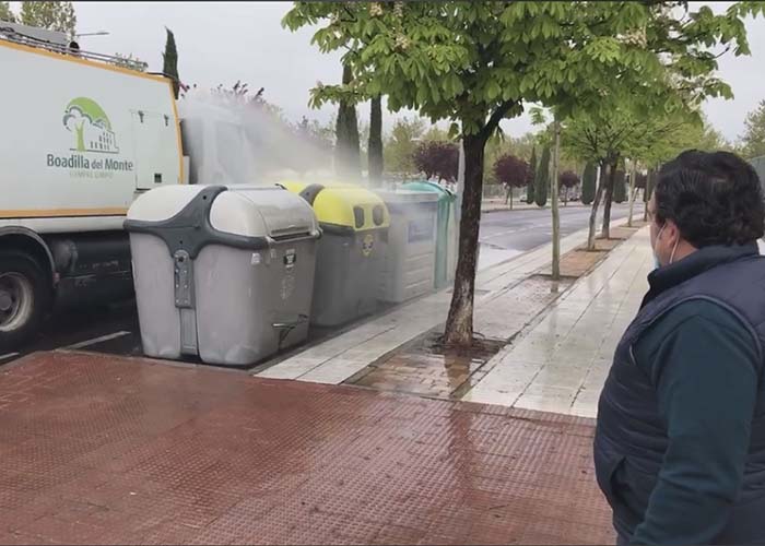 Las baldeadoras de Boadilla se modifican para desinfectar los contenedores de basura