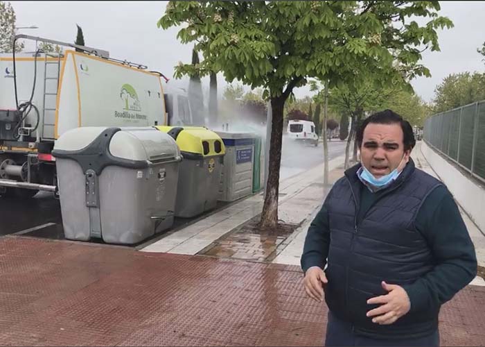 Las baldeadoras de Boadilla se modifican para desinfectar los contenedores de basura
