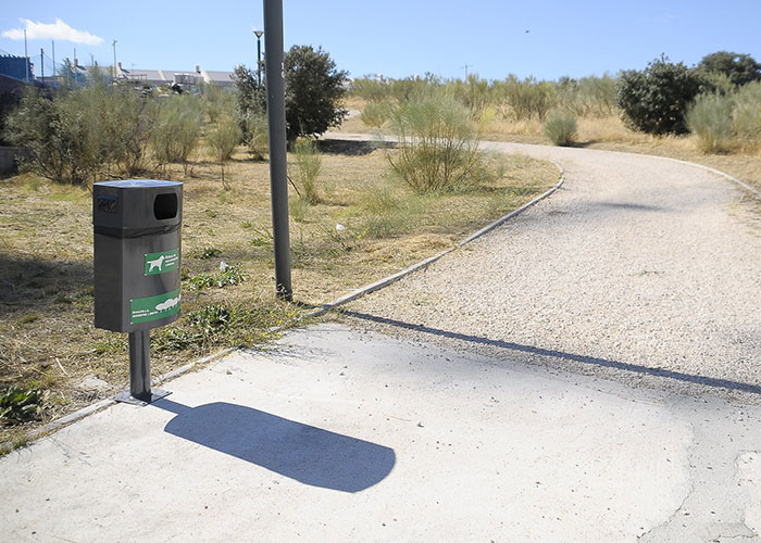 El Ayuntamiento de Boadilla instala cuatro nuevos sanecanes en Cortijo Norte