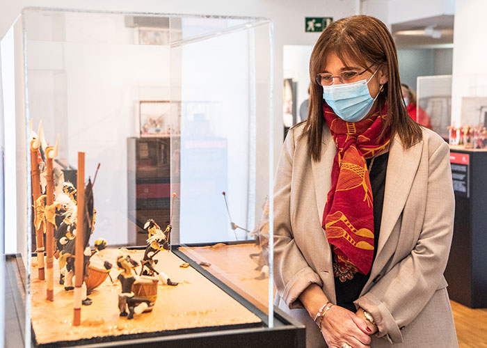 La alcaldesa visita la exposición “Plastihistoria de la música”
