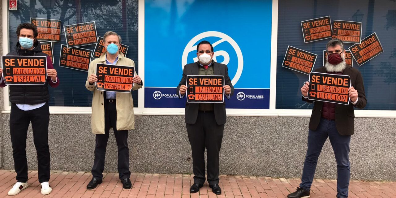 El PP de Boadilla empapela su sede con carteles de «Se vende» en protesta por la Ley Celaá