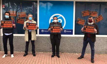El PP de Boadilla empapela su sede con carteles de «Se vende» en protesta por la Ley Celaá