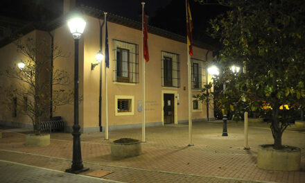 El Ayuntamiento de Boadilla renueva 50 luminarias en la plaza de La Millonaria