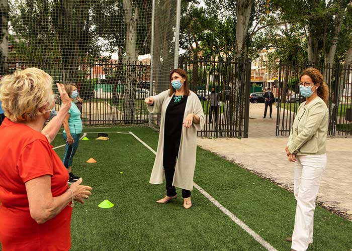 La alcaldesa de Pozuelo visita a los mayores que practican deporte al aire libre en el polideportivo El Pradillo
